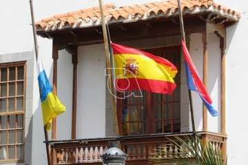 Minuto de silencio por las víctimas del Covid-19 en la plaza de San Juan y del personal de Servicios Sociales (Foto TA)